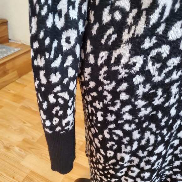 Question by say what Long black/white sweater with black trim - Picture 7 of 11